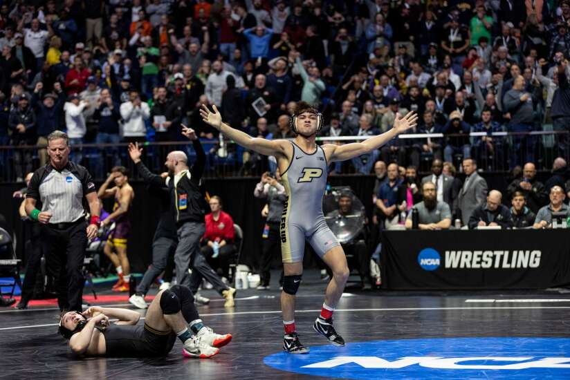 Iowa's Spencer Lee upset in NCAA wrestling semifinals, Real Woods advances  | The Gazette