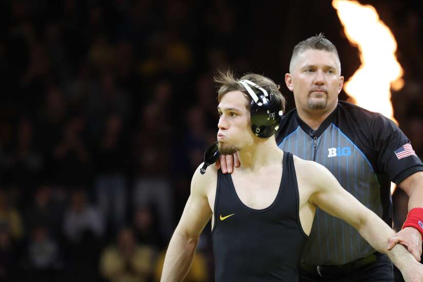 Spencer Lee continues blistering pin streak, sparks Iowa to dominant  victory over Nebraska | The Gazette