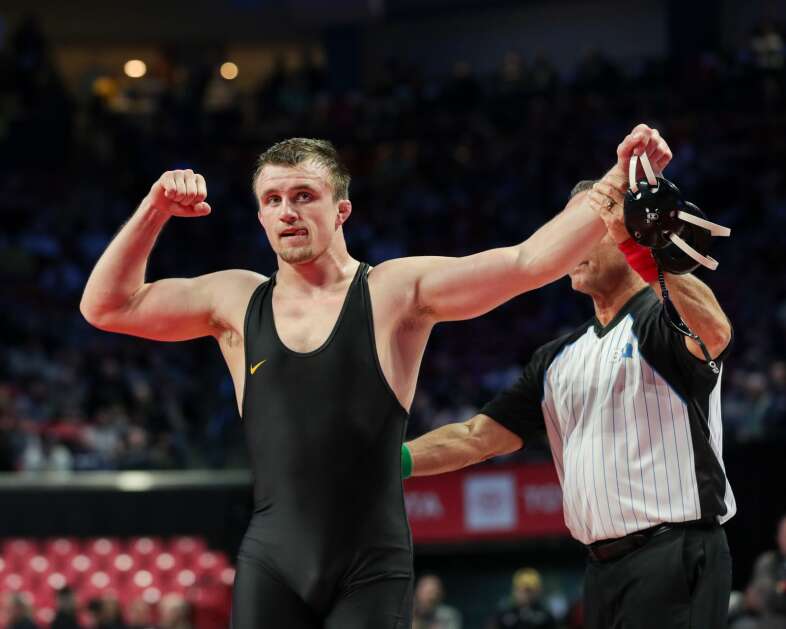 Zach Glazier advances to Big Ten wrestling finals, but Iowa goes 1-5 in  semifinal round