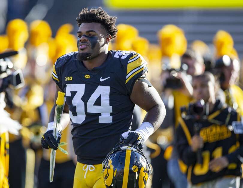 Iowa linebacker Jay Higgins announces plans to stay for extra year of eligibility | The Gazette