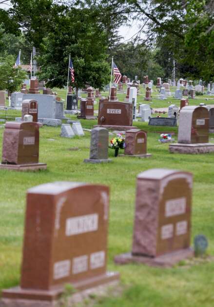 Na Českém národním hřbitově v jihozápadním Cedar Rapids jsou ve čtvrtek k vidění náhrobní kameny.  (Jim Slusiarek/The Journal)