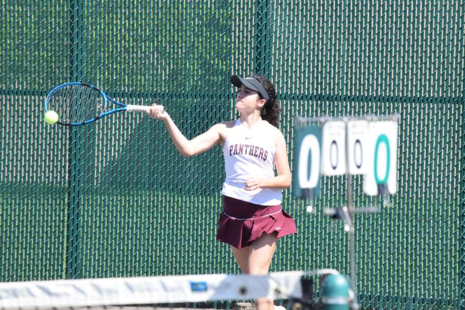 Mt.  Pleasants Jana Isanta Vila returns a ball during her first match of the Southeast Conference Girls Tennis Tournament on Thursday, May 2, 2024. Isanta Vila was a singles champion.  (Hunter Moeller/De Unie)