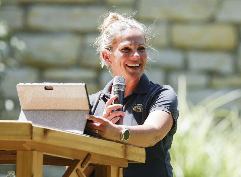 Kayla Lyon, directrice du ministère des Ressources naturelles de l'Iowa, prend la parole le 24 juillet 2020, lors de la cérémonie de reconsécration du 100e anniversaire du parc national Backbone, près de Dundee.  (Jim Slosiarek/La Gazette)