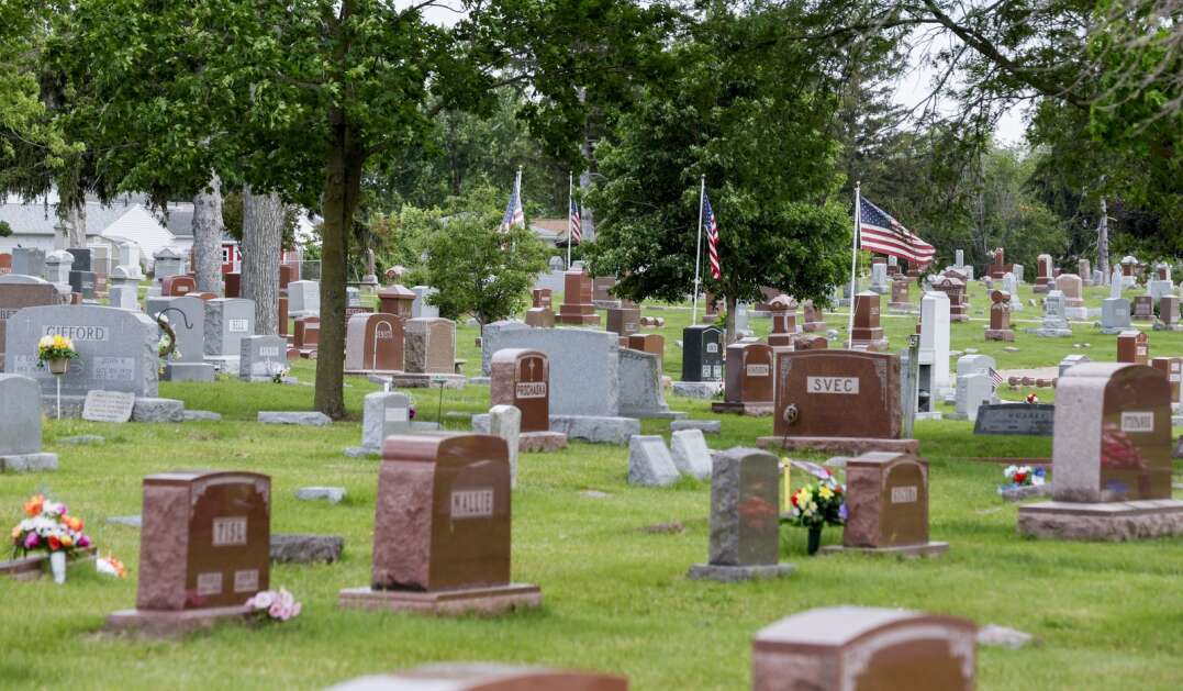 Na Českém národním hřbitově v jihozápadním Cedar Rapids jsou ve čtvrtek k vidění náhrobní kameny.  (Jim Slusiarek/The Journal)