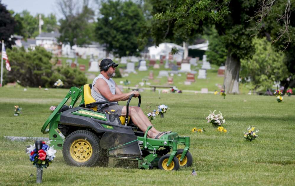 Matt Lynn, majitel Brosh Chapel, ve čtvrtek sekal část trávníku na Českém národním hřbitově v jihozápadní části Cedar Rapids.  Lynn se dobrovolně chystá vyřezat hrob poblíž jeho pohřbu.  Hřbitovní rada, jejímž předsedou je Lin, uzavřela smlouvu s firmou na řezání hrobu.  (Jim Slociarek/The Gazette)