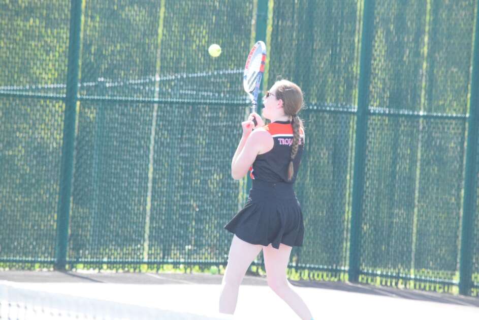 Fairfield's Emma Wendland looks at the ball during the Southeast Conference Girls Tennis Tournament on May 2, 2024. Wendland and Sriya Yammanur placed second.  (Hunter Moeller/De Unie)