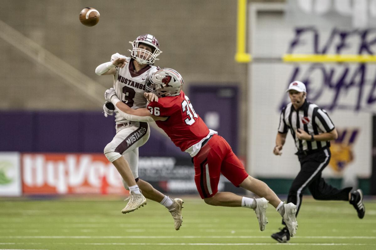 Iowa high school state football championships Friday’s scores and live