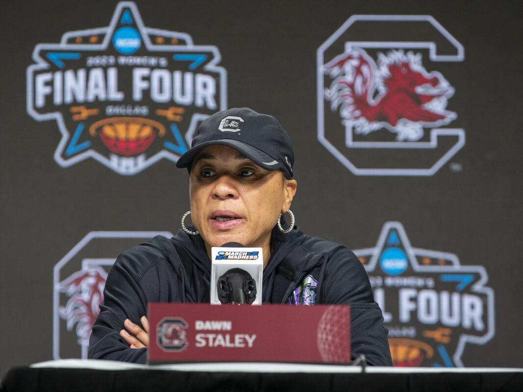 Sports World Reacts To Dawn Staley's Outfit On Sunday - The Spun: What's  Trending In The Sports World Today