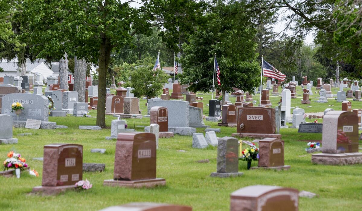 Českému národnímu hřbitovu v Cedar Rapids hrozí, že do srpna dojdou peníze.  Zde je návod, jak pomoci.