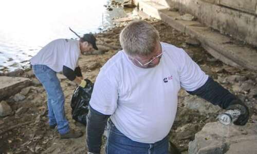 Volunteers scour Cedar River banks for trash (WITH VIDEO)