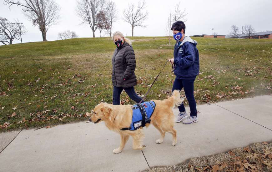 Therapy dogs help students learn at Cedar Rapids schools