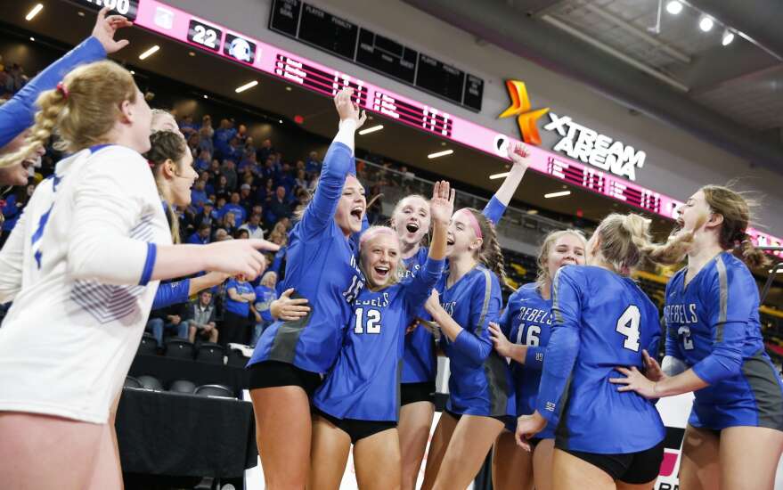 Gladbrook-Reinbeck responds after rocky 2nd set to beat Holy Trinity in state volleyball tournament
