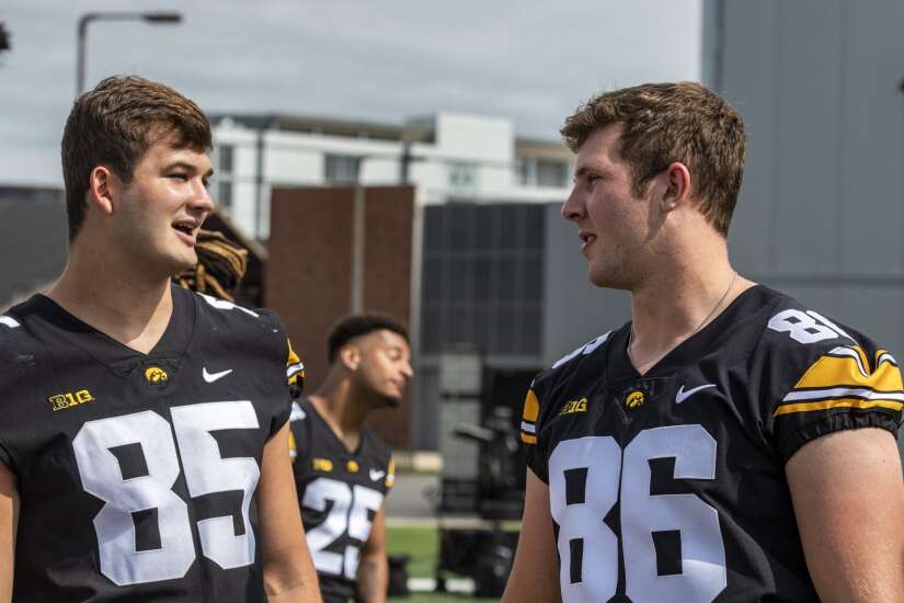 Opportunities loom for multiple Iowa tight ends in 2022