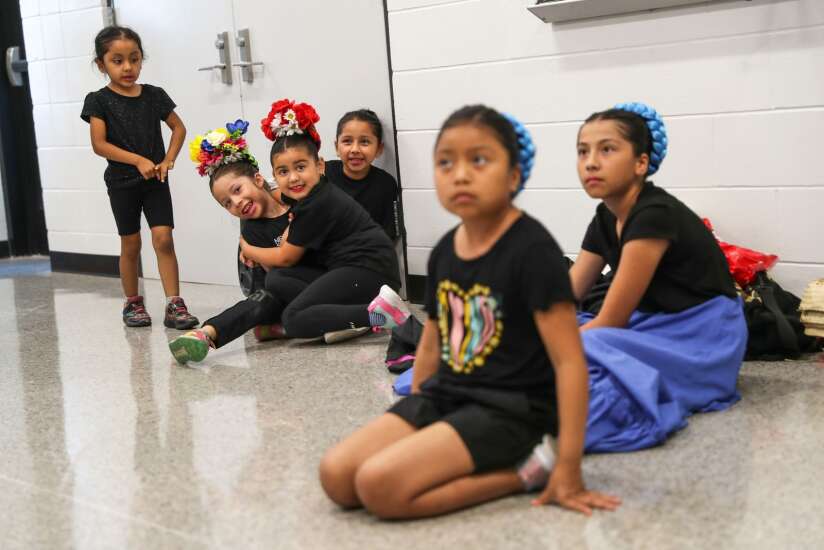 Jovenes latinos crean ‘Fuerzas Culturales,’ el primer grupo de Ballet Folklórico en Cedar Rapids