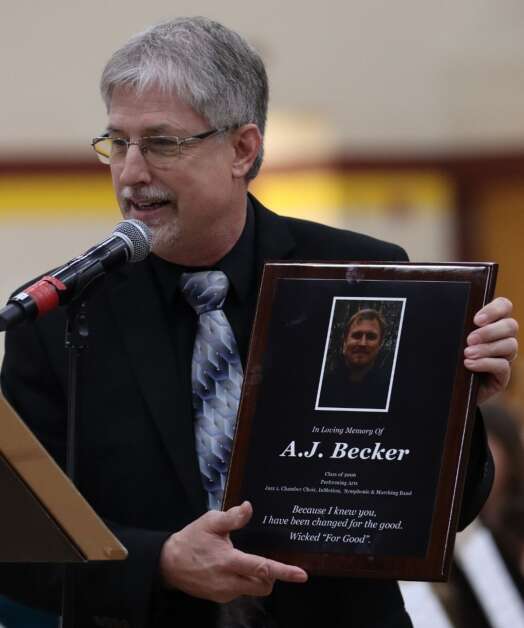 Jim DePriest presents a plaque in memory of A.J. Becker. (Photo Courtesy of MPTV-CloseUp)