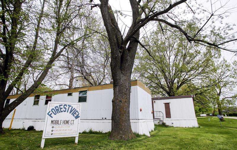 After deal with mobile home tenants, Iowa City Council advances Forest View