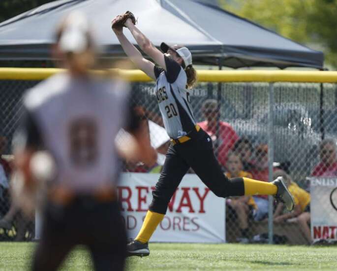 Sigourney pulls another stunner in state softball quarterfinals