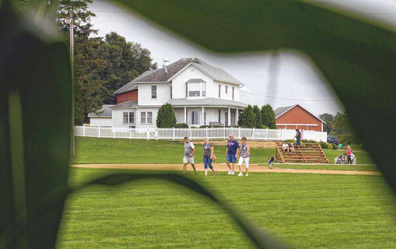 Frank Thomas heads group that buys Field of Dreams site 