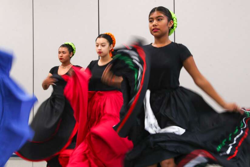 Latino youth form ‘Fuerzas Culturales,’ Cedar Rapids’ first Ballet Folklórico group