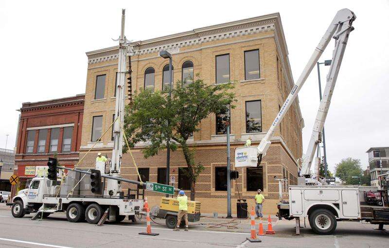 Iowa’s 2nd largest city says goodbye to downtown traffic lights