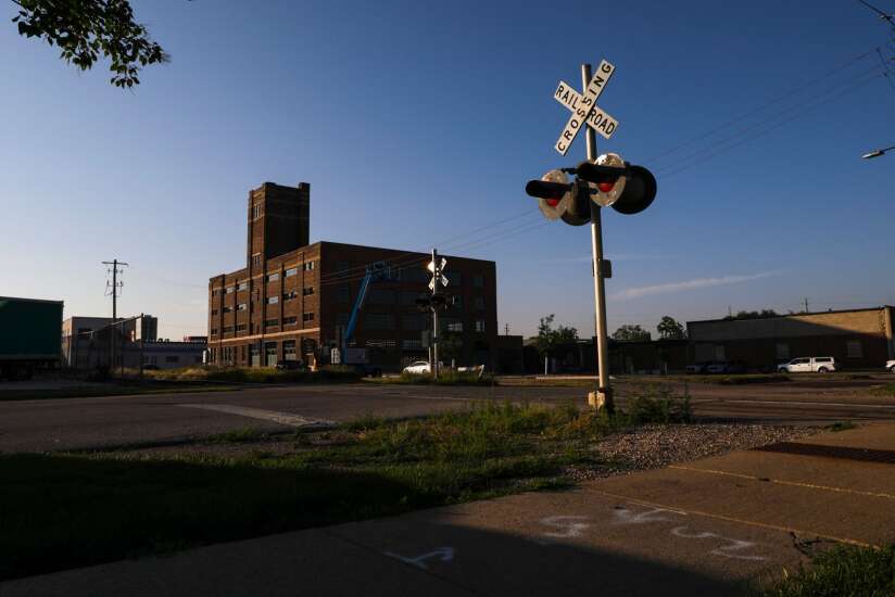 Pandemic and shortages delay railroad quiet zones in downtown Cedar Rapids