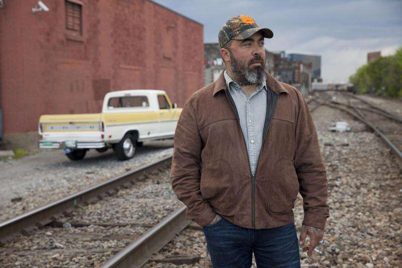 Aaron Lewis shifts from metal to country