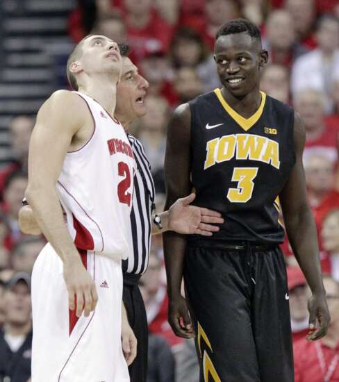 Hlas: Hawkeyes suffer basketball version of the hives