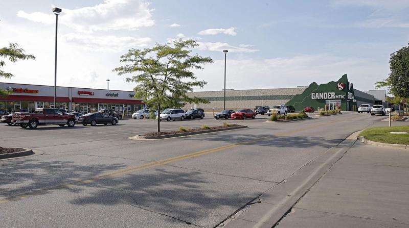 Cedar Rapids shopping center on auction block