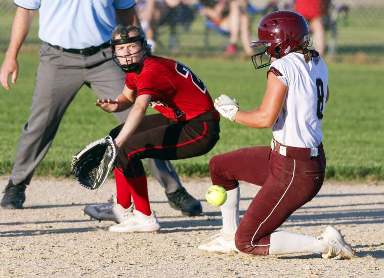 North Linn holds off Central City, returns to state softball tournament