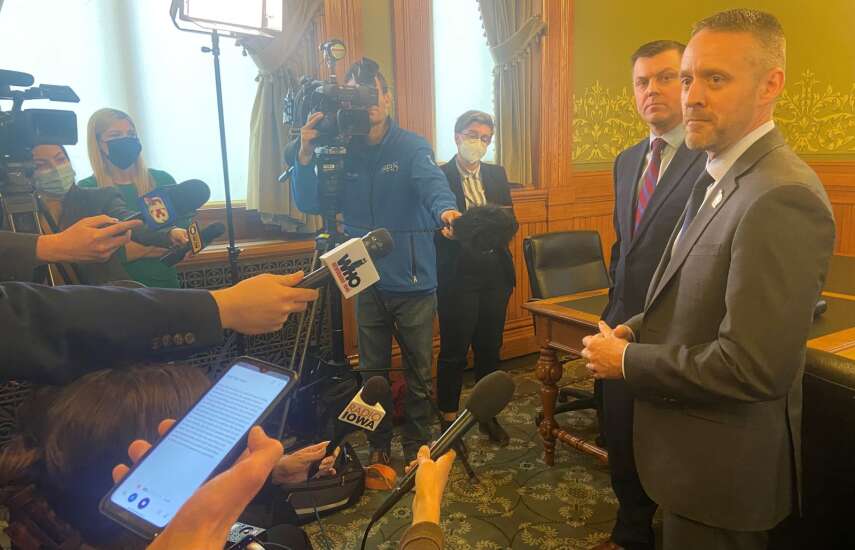 Iowa GOP leaders pass 3.9% flat income tax rate