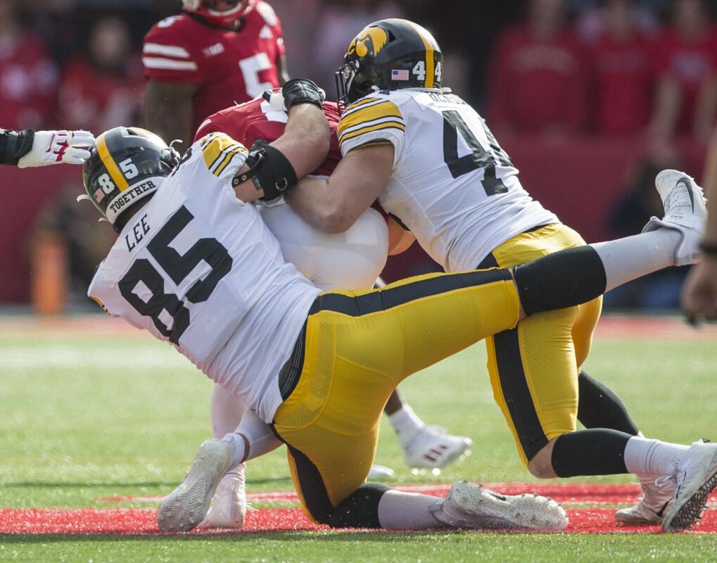 Iowa mendapat permainan besar dari pertahanan, tim khusus untuk menghindari kekecewaan di Nebraska