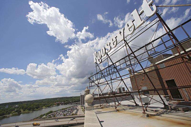 Cedar Rapids skyline sees return of ‘Roosevelt’ lighted sign