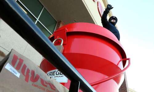 Muscatine man living in red kettle until Salvation Army raises…