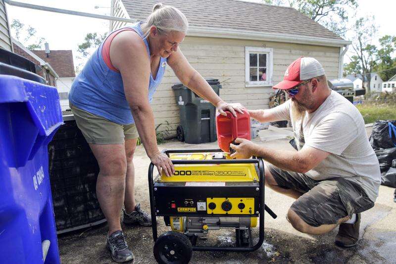 Cedar Rapids residents, frustrated by slow official response to derecho, take care of their own