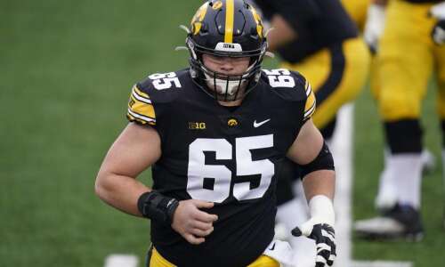 Tyler Linderbaum provides Iowa’s inexperienced defensive tackles a challenge
