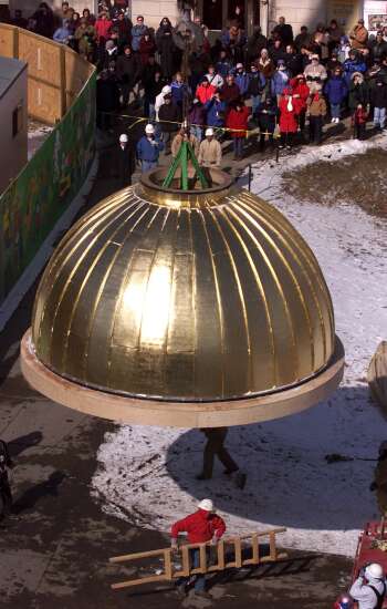 20 years after Old Capitol fire in Iowa City, dome to get new gold leaf