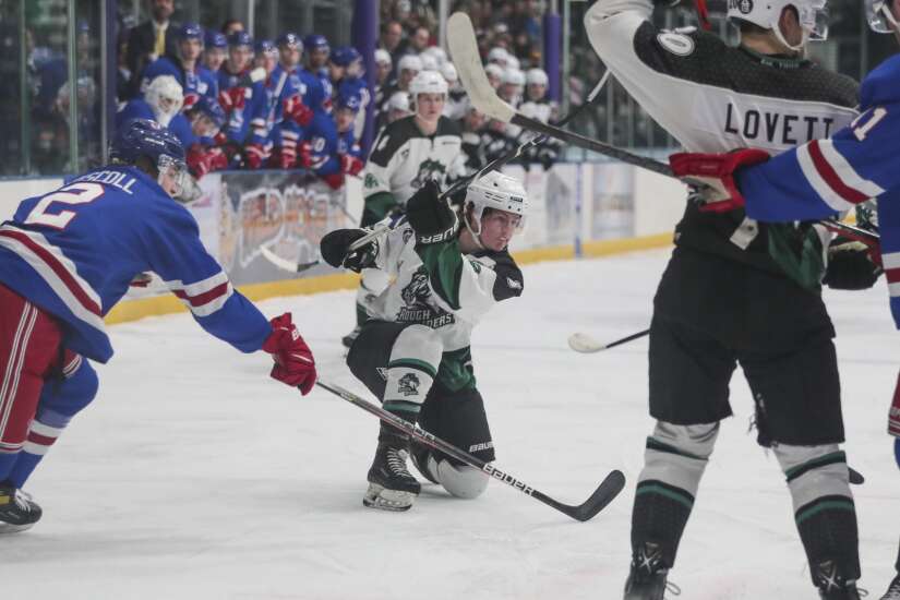 Photos: Cedar Rapids RoughRiders vs Des Moines Buccaneers hockey