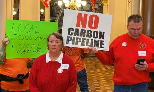 Iowa pipeline hearing attracts both supporters, opponents