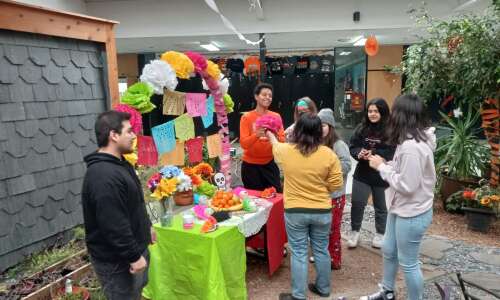 Washington students celebrate Día de los Muertos