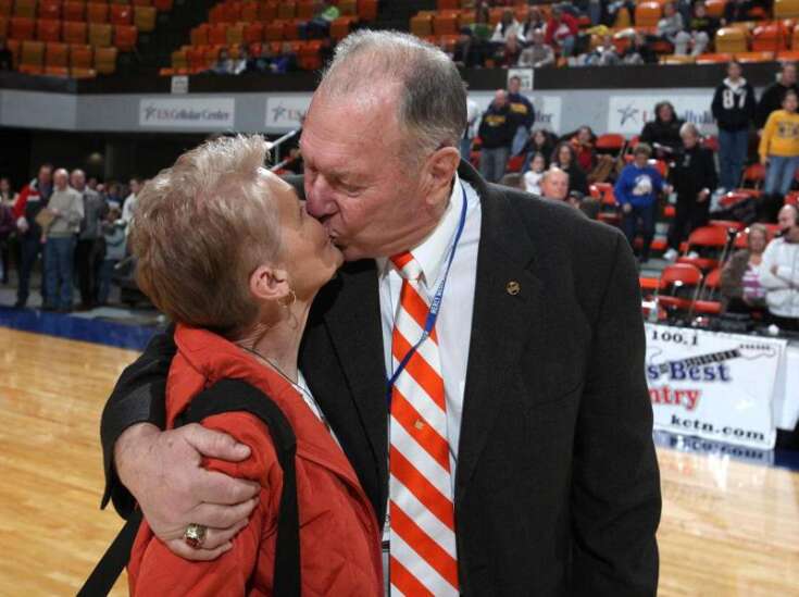 Gene Klinge, Iowa's all-time leader in girls’ basketball wins, dies at 82