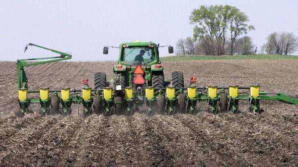 Corn planting slightly behind normal in Iowa