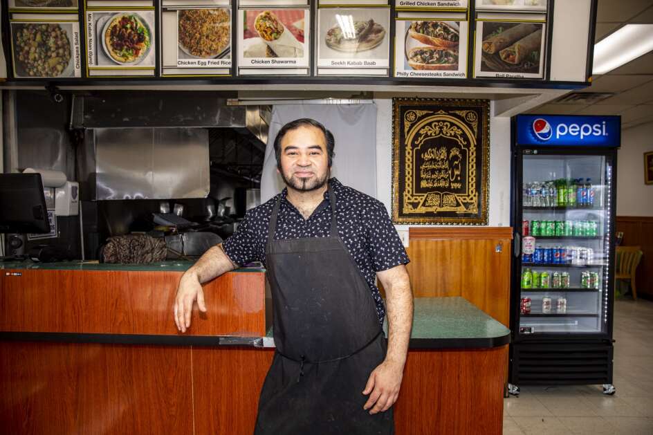 Fawad Nawaz står för ett porträtt på sin restaurang, Hot & Roll, i Iowa City, Iowa fredagen den 25 augusti 2023. (Nick Rohlman/The Gazette)