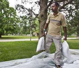 Iowa River continues to recede as volunteers remove sandbags from homes