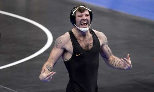 NCAA wrestling: Iowa maintains lead after Day 2 with 3 finalists