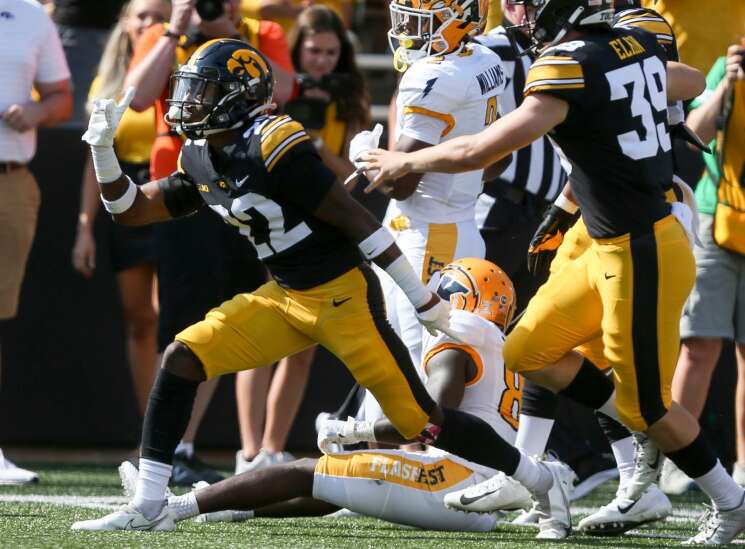 Hlas: Iowa Hawkeyes’ depth rises to the surface in a big way
