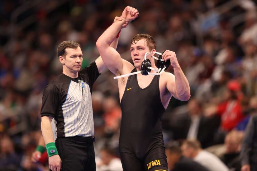 Iowa goes 8-2 in first round of NCAA Wrestling Championships