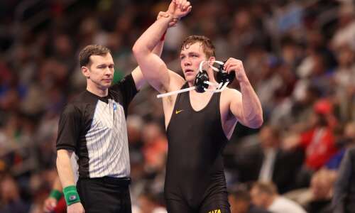 Iowa goes 8-2 in opening round of NCAA Wrestling Championships