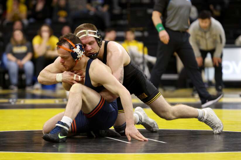 Iowa Hawkeyes top Illinois to open Big Ten Conference wrestling dual schedule