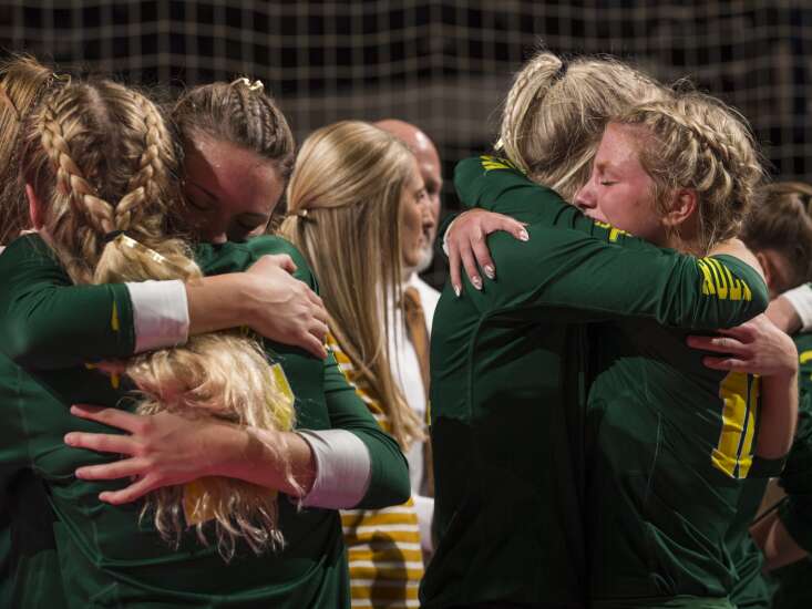 Down 2 sets to Beckman, Western Christian extends its state volleyball semifinal streak