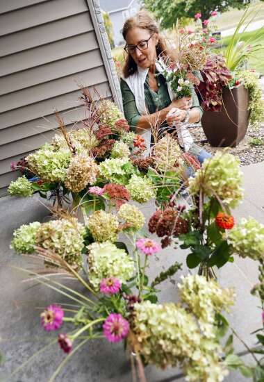 Cedar Rapids woman turns loss into life through bouquet giveaways